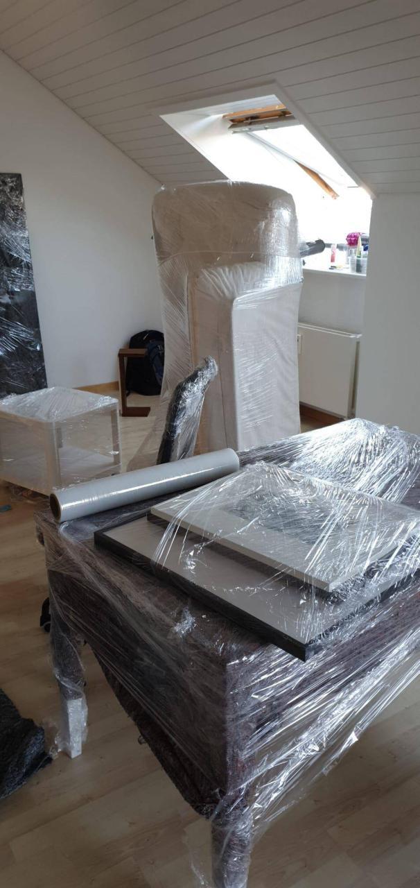 Verpackte Möbelstücke, bereit zum zügeln